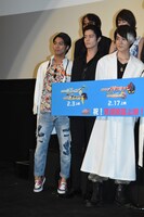 わざと背伸びして写真に写ろうとする小野塚勇人（左）。