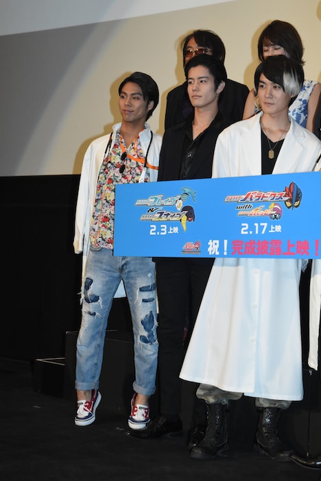 わざと背伸びして写真に写ろうとする小野塚勇人（左）。