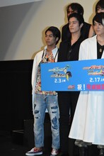 背伸びをやめた小野塚勇人（左）。