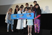 関係者席に小手伸也の姿を見つけて笑うキャストたち。