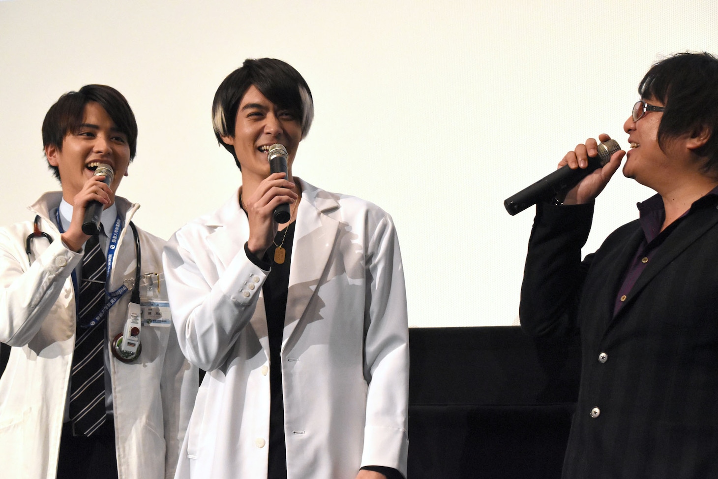 客席から野次を飛ばす小野塚勇人らに、「やりづらいよ！」と返す瀬戸利樹（左）と松本享恭（中央）。