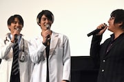 客席から野次を飛ばす小野塚勇人らに、「やりづらいよ!」と返す瀬戸利樹(左)と松本享恭(中央)。