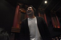 関係者席からトークに参加する小手伸也。