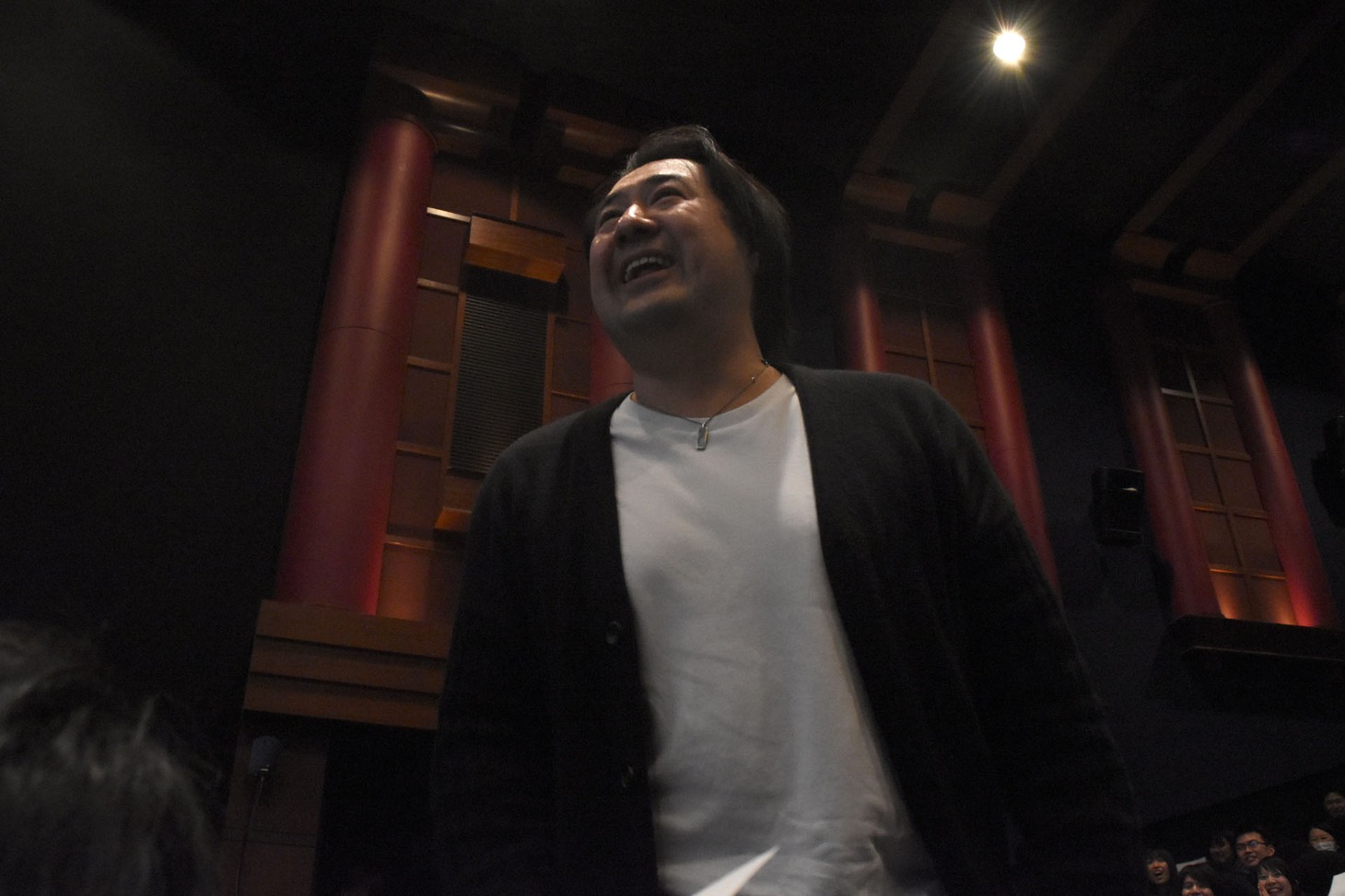 関係者席からトークに参加する小手伸也。