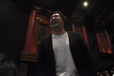 関係者席からトークに参加する小手伸也。