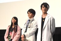 左から黒崎レイナ、瀬戸利樹、松本享恭。