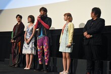 左から町井祥真、柳ゆり菜、甲斐翔真、松田るか、鈴村展弘。