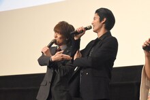 「息子です！」と誇らしげに岩永徹也（右）を紹介する貴水博之（左）。