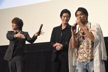 「劇団EXILEー!!」と強引に絡む貴水博之（左）と、困惑する小野塚勇人（右）。