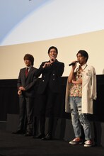 苦労したシーンを再現する岩永徹也（中央）。