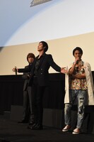 苦労したシーンを再現する岩永徹也（中央）。