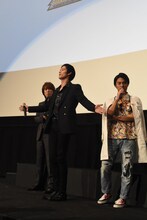 苦労したシーンを再現する岩永徹也（中央）。