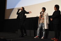 苦労したシーンを再現する岩永徹也（左）。