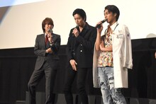 前貼りを使った撮影の苦労を語る岩永徹也（中央）。