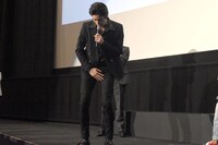 前貼りを使った撮影の苦労を語る岩永徹也。