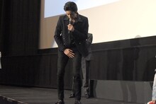 前貼りを使った撮影の苦労を語る岩永徹也。