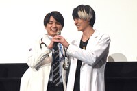 司会に話を振られて助けを求める瀬戸利樹（左）と、「じゃあ一緒に言う？」と提案する松本享恭（右）。