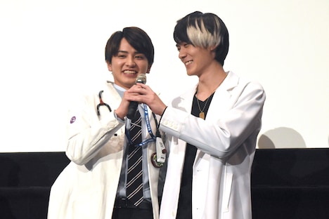 司会に話を振られて助けを求める瀬戸利樹(左)と、「じゃあ一緒に言う?」と提案する松本享恭(右)。