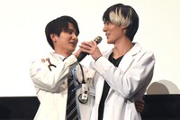 司会に話を振られて助けを求める瀬戸利樹（左）と、「（俺に）振るな！」と笑う松本享恭（右）。