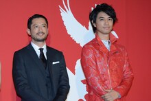 左から池内博之、斎藤工。