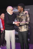 左からスタン・リー、チャドウィック・ボーズマン。