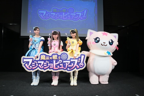 左から白雪リン役の隅谷百花、愛乃モモカ役の三好佑季、花守ミツキ役の鶴屋美咲、モコニャン。