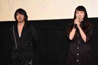 左から峯田和伸、麻生久美子。