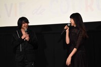 左から峯田和伸、麻生久美子。