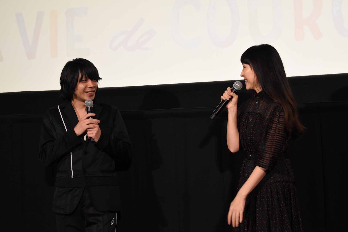 峯田和伸（銀杏BOYZ）と麻生久美子。