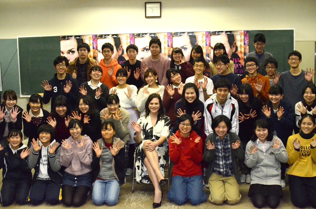 「ナチュラルウーマン」主演ダニエラ・ヴェガ、都立西高で特別授業