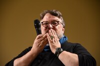 投げキッスをするギレルモ・デル・トロ。