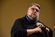 考え込むギレルモ・デル・トロ。