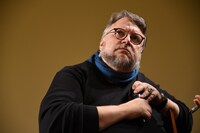 考え込むギレルモ・デル・トロ。