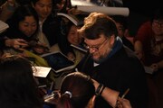 ファンのサインに応えるギレルモ・デル・トロ。