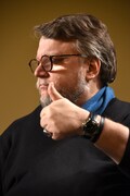 親指を立てるギレルモ・デル・トロ。