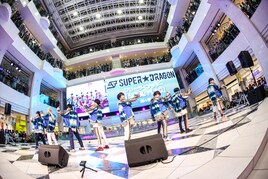 SUPER★DRAGON“吉報”に沸いた噴水広場で交わした約束「デカいところへ連れて行く」