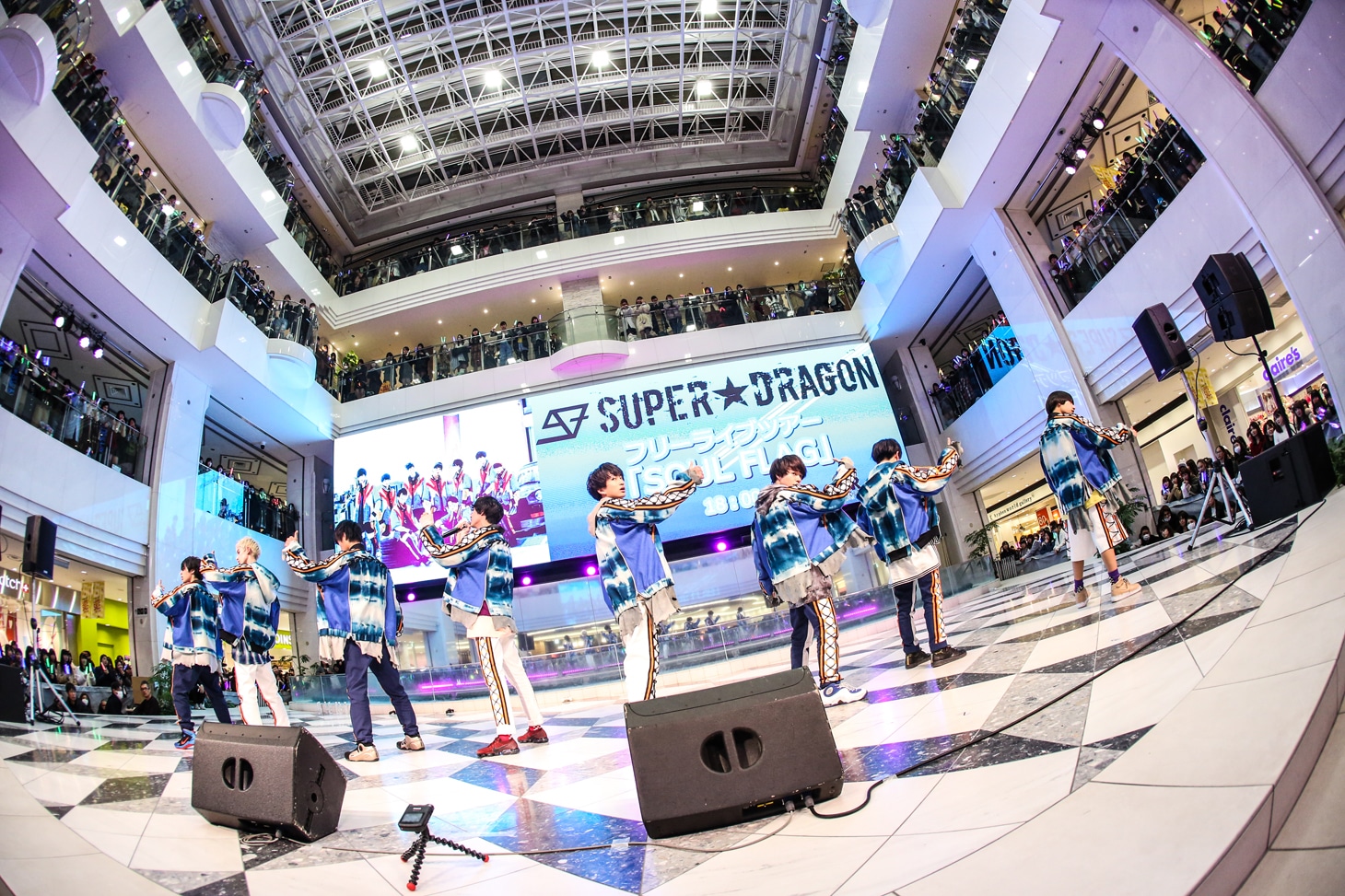 SUPER★DRAGONのライブの様子。（撮影：笹森健一）
