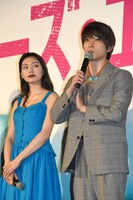 左から二階堂ふみ、吉沢亮。