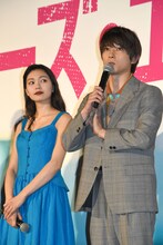 左から二階堂ふみ、吉沢亮。