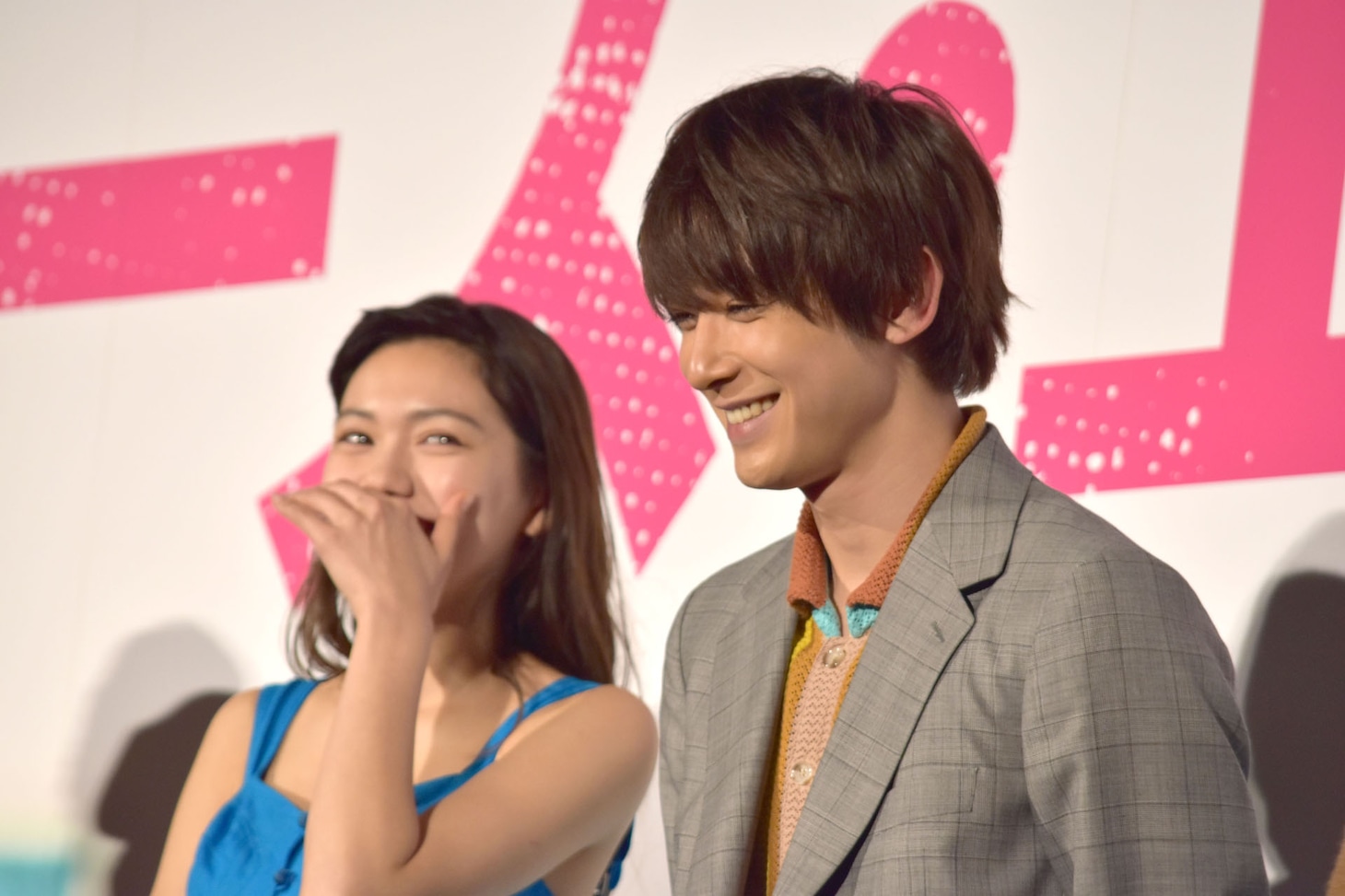 左から二階堂ふみ、吉沢亮。