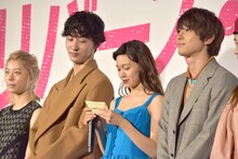 岡崎京子からのメッセージを読み上げる二階堂ふみ（中央右）。