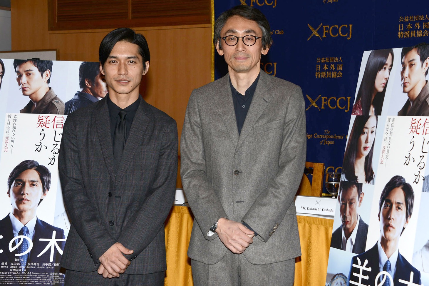 左から錦戸亮、吉田大八監督。