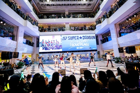SUPER★DRAGONのリリースイベントの様子。（撮影：笹森健一）