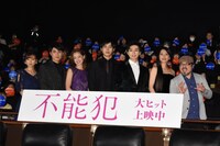 「不能犯」初日舞台挨拶の様子。左から真野恵里菜、間宮祥太朗、沢尻エリカ、松坂桃李、新田真剣佑、芦名星、白石晃士。