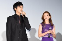 左から松坂桃李、沢尻エリカ。