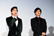 左から新田真剣佑、松坂桃李。