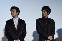 白石晃士の話を真剣に聞く、新田真剣佑（左）と松坂桃李（右）。