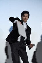 フリップを素早く回転させる新田真剣佑。