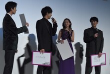 フリップをうちわ代わりにしていたことを共演者たちに気付かれ照れる沢尻エリカ（左から3番目）と、沢尻に風を送る新田真剣佑（左端）。