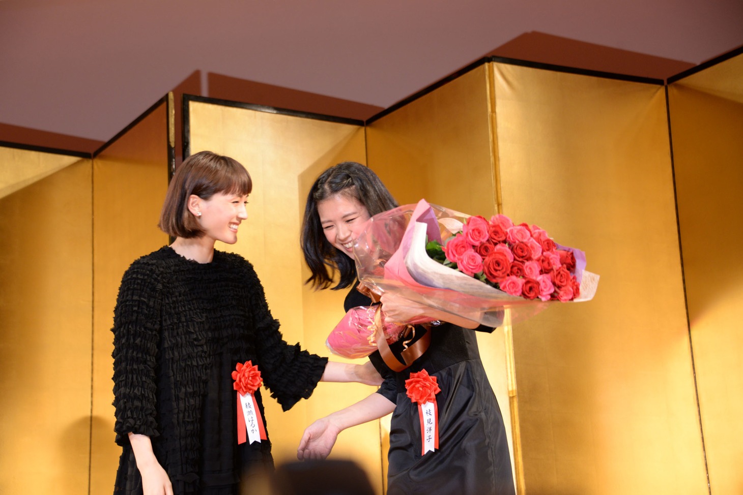 プレゼンターとして登場した綾瀬はるか（左）と「奥様は、取扱い注意」のプロデューサー・枝見洋子（右）。